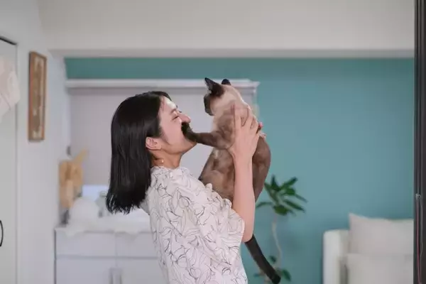 猫にとっては迷惑な『余計なお世話』6選　実は嫌がられている？適切な関わり方とは