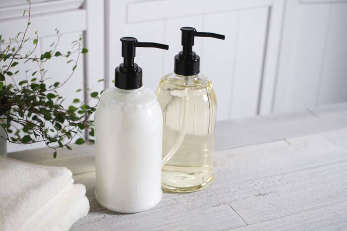 猫が飼い主の『髪の毛を舐める』理由4つ　考えられる心理や対処法もご紹介