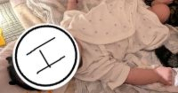 赤ちゃんが眠っているベビーベッドを覗いたら、『2匹のネコ』が…涙が出るほど尊い瞬間に１万いいね「かわいいぃぃ」「幸せのお裾分けありがとう」