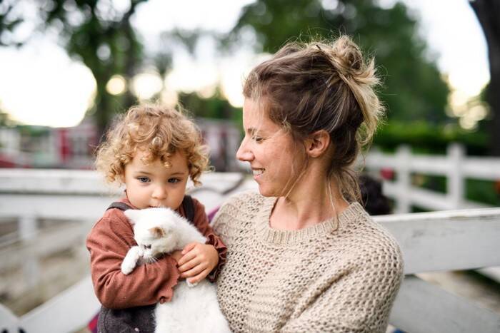 子どもと仲良くなれる猫に共通する特徴3つ　飼い主が心がけるべき注意点も解説
