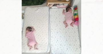 お昼寝中の『赤ちゃんたちの様子』を見に行くと、猫が…予想外の光景とほっこりする瞬間に1万いいね「ポジションが完璧w」「監督にキュン」