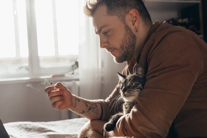 猫を飼うなら『タバコ』を控えるべき3つの理由　寿命にも悪影響を与える？危険性を解説