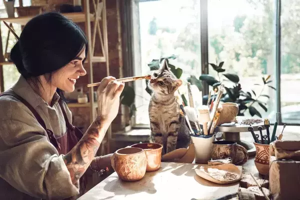 猫が『物に当たらずに歩ける』4つの理由　狭い隙間でもスイスイ歩けるのはなぜ？