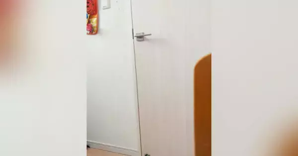 体調不良で休んでいると、ドアの方から音がして…次の瞬間→愛猫がとった『優しい行動』に涙が出ると222万再生「心配してるんだね」「愛おしい」