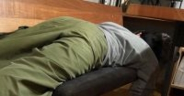 バイト帰りで疲れ切っていた次男→『足元』を見ると、『黒猫』が…とっても健気な様子に「ふたりとも撫でてあげたいｗ」「可愛すぎる」と反響