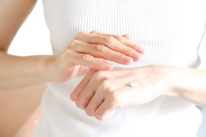 猫にとって危険！飼い主が使う『手・顔・髪のアイテム』4選　舐めると起こる健康リスクから対策まで