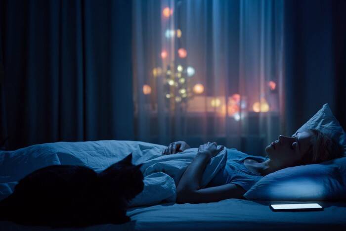 猫が『飼い主の就寝中』にしている行動3選　夜中に行う理由から取るべき安全対策まで