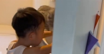 トイレから『楽しげな声』→覗いてみると、『猫と男の子』が……まさかの瞬間が152万再生「絆を感じるなｗ」「猫のアニキ感ｗｗ」