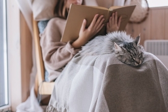 猫が飼い主に『おしりを向けて眠っている』ときの理由5つ　どんな人が見られるの？隠されている心理も解説