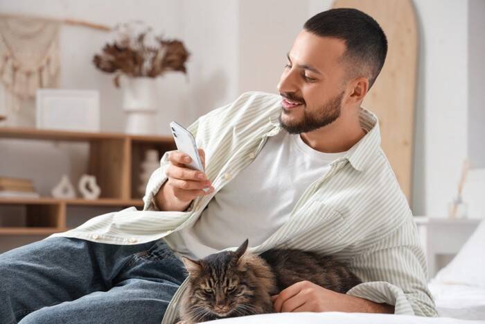 猫が飼い主に『おしりを向けて眠っている』ときの理由5つ　どんな人が見られるの？隠されている心理も解説