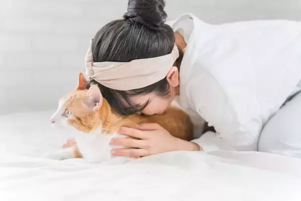 『猫吸い』をするなら守るべきこと3選　愛猫はどんな気持ちなの？注意したいリスクも解説