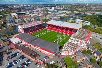 国際試合中のサッカースタジアムに潜んでいた『猫の親子』を保護　選手たちの名前を拝命　英国