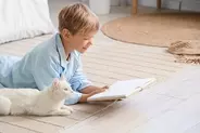保護猫に中学生が「読み聞かせ」　生徒の読み書き能力向上にも一役　ガーンジー島