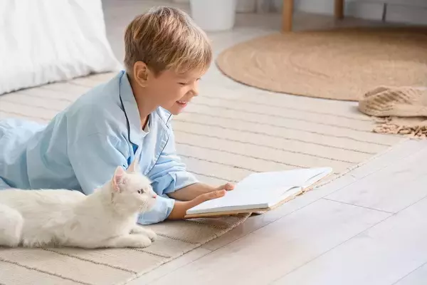 保護猫に中学生が「読み聞かせ」　生徒の読み書き能力向上にも一役　ガーンジー島