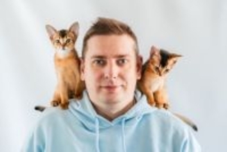 猫が飼い主の『肩に乗ろうとする』ときの理由3選　考えられる心理や適切な対応方法も解説