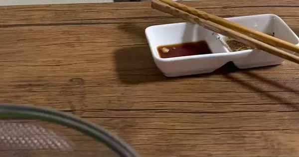旦那とごはんを食べていたつもりが…目の前を見ると？→笑ってしまう光景に「旦那さんの本当の姿だね」「ビールを飲むと変わる体質ｗ」と話題
