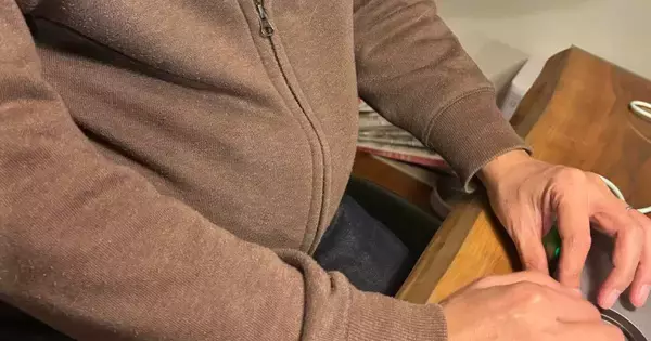 ネコとの生活を『拒否していたパパ』→３年後……嘘のような『変化』に１万いいね「作戦通りニャｗ」「妊婦さんのようｗ」と反響