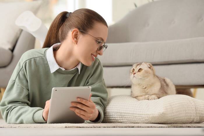 猫が『あなたの近くから離れない』ときの理由5つ　気持ちの見分け方や対処法まで解説