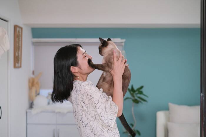 猫が『大嫌いな人』にだけみせる行動5選　関係を修復するための改善策まで