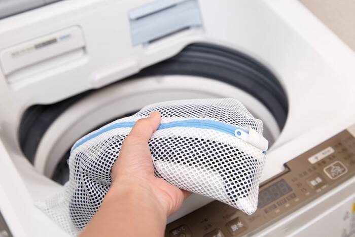 猫の毛が服に付きづらくなる『洗濯』のコツ7選　活用できるアイテムや抜け毛の予防策もご紹介