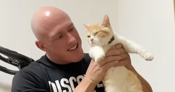 保護猫カフェで『運命の出会い』…『悪役レスラーと猫』の４年間の記録に感動する人が続出「本当に愛が伝わる」「胸が熱くなった」と19万再生
