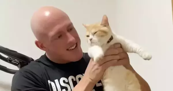 保護猫カフェで『運命の出会い』…『悪役レスラーと猫』の４年間の記録に感動する人が続出「本当に愛が伝わる」「胸が熱くなった」と19万再生
