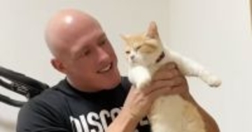 保護猫カフェで『運命の出会い』…『悪役レスラーと猫』の４年間の記録に感動する人が続出「本当に愛が伝わる」「胸が熱くなった」と19万再生