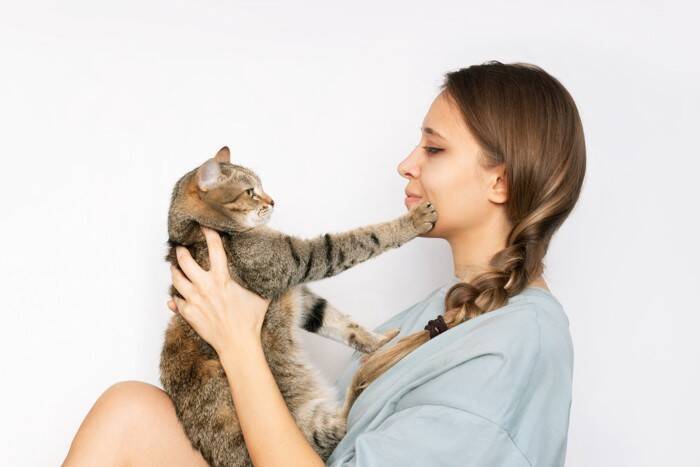 猫は家族の中で『好きな人・嫌いな人』ができる？　3つの理由や関係改善のヒント