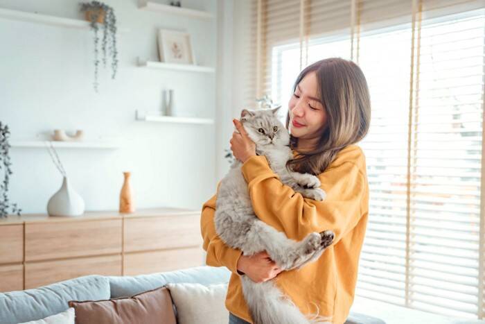 猫を『抱っこ好き』に育てるためのコツ4つ　避けるべき行為や正しい抱き方までご紹介