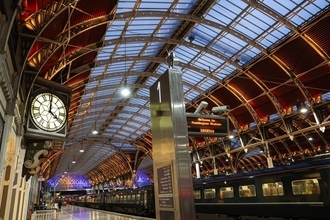 駅の女子トイレに住み、乗客の人気者になった「パディントン・キャット」　英国