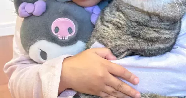 『大事な存在』をぎゅっと抱きしめる女の子→『猫の様子』を見ると…素敵な光景に８万いいね「相思相愛って美しい」「涙が出てきた」と反響