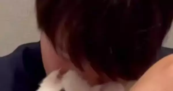 視線を感じて振り向いたら、『パパに吸われていた猫』…思わず笑ってしまう『表情』が35万再生「目が可愛すぎｗ」「めっちゃ訴えてるｗ」