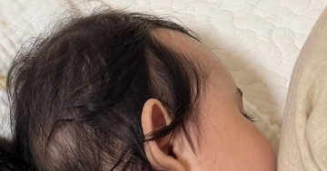ベッドの上で眠る赤ちゃん→すぐそばには『猫』がいて…ほっこりする光景に1万いいね「はぁぁぁぁ尊い」「真ん中に入りたい」と悶絶の声
