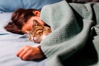 猫と人間の『生活リズムがズレている』ときの対処法4つ　崩さないためのコツや合わせるメリットまで