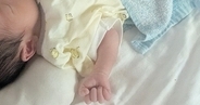 赤ちゃんが家に来て5日目→いつもは『遠くから眺めていた猫』が…尊すぎる瞬間に1万いいね「一生の思い出になるね」「本当にキュンとする」