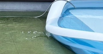 穴を開けられて『水が流れ出てしまったプール』→すぐそばにいたのは…笑ってしまう瞬間に２万いいね「現行犯逮捕ｗ」「爆笑した」
