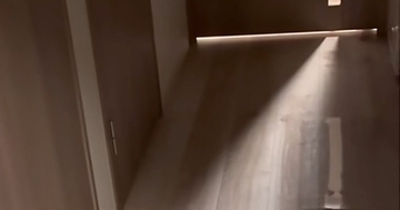 大好きなママの帰りを待っていた猫→入ってきたのが『娘』だと気づいた結果…まさかの反応に「かわいすぎるｗｗ」「不服そうｗ」と爆笑の声