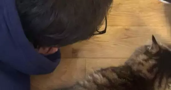 猫を飼うことに『大反対していた夫』が猫にハマった結果…現在の『まさかすぎる行動』に「変態の域までいったね」「仕上がってて草」と爆笑の声