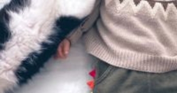 気持ちよさそうに眠っていた『赤ちゃん』→猫が『添い寝』しにきた結果…とんでもない光景に「想像していたのと違うｗ」「蹴りｗ」と４万いいね