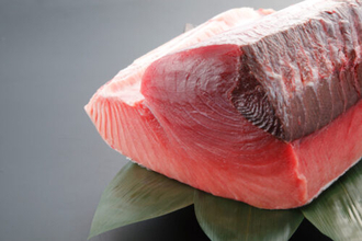 猫にマグロを与えても大丈夫？注意点や栄養成分、量の目安から正しい与え方まで徹底解説