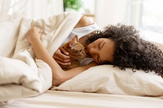 猫が飼い主の『隣で寝たい』ときにみせるサイン3つ　考えられる心理や注意すべきことまで