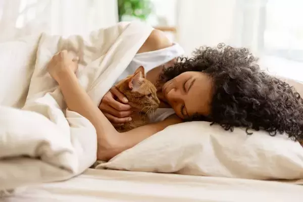 猫が飼い主の『隣で寝たい』ときにみせるサイン3つ　考えられる心理や注意すべきことまで