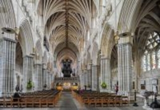 現存する最古の「猫ドア」か？　英国の大聖堂や図書館に残る「穴」