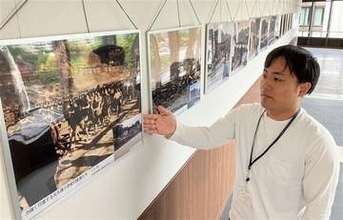 佐世保空襲の記憶を後世に　市役所通路にパネル展示　当時と今の市街、写真で比較も