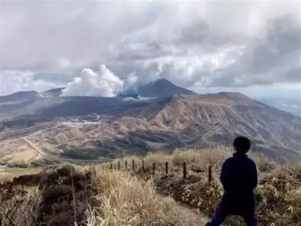 阿蘇山、中岳第一火口からは最高で700㍍の白い噴煙も　火山ガス放出量増加、噴石などに警戒