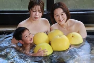 世界最大のかんきつ、晩白柚風呂　熊本・日奈久温泉、冬至の風物詩