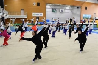 東京女子体育大生が生徒らに体操指導　佐賀・白石町で強化合宿