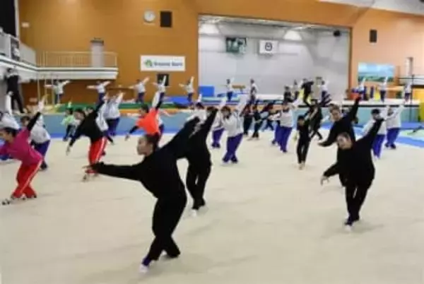 ［佐賀県］東京女子体育大生　生徒らに体操指導　白石町で強化合宿