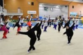 ［佐賀県］東京女子体育大生　生徒らに体操指導　白石町で強化合宿