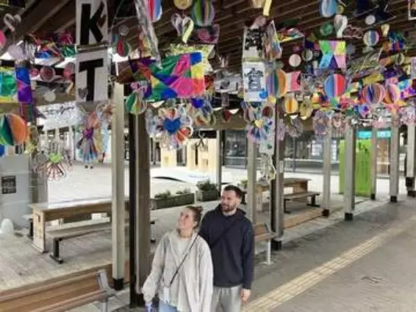 手作りこいのぼり300匹　JR日田駅南側通路を彩る　大分・日田市